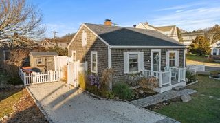 5 Beach St, Mattapoisett, MA 02739