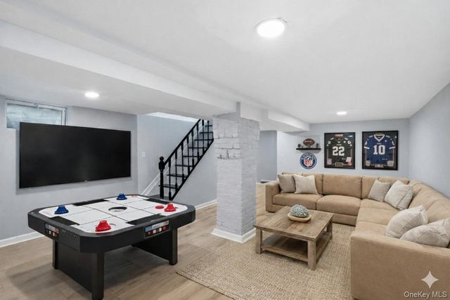 15 Hicks Street, Roslyn, NY 11576