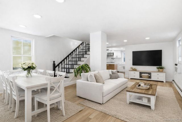 15 Hicks Street, Roslyn, NY 11576