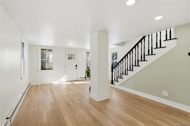 15 Hicks Street, Roslyn, NY 11576