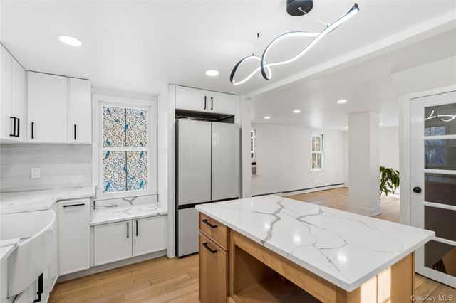 15 Hicks Street, Roslyn, NY 11576