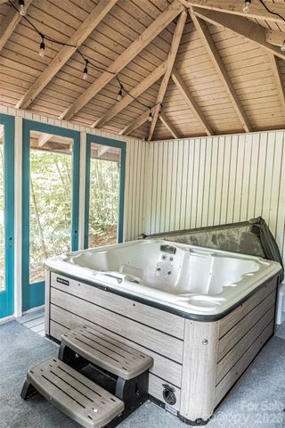 330 Riddle Cove Road, Maggie Valley, NC 28751