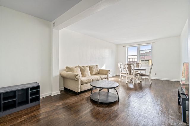 24 Mulford Place 4B, Hempstead, NY 11550