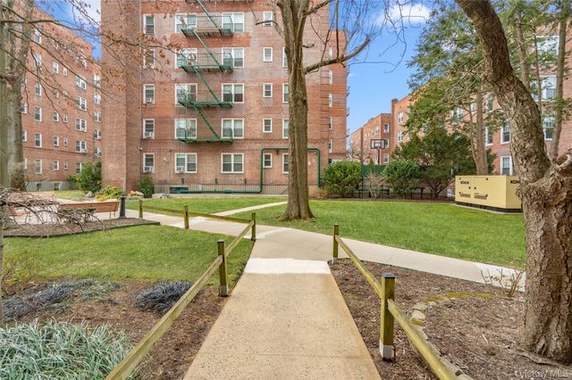 24 Mulford Place 4B, Hempstead, NY 11550