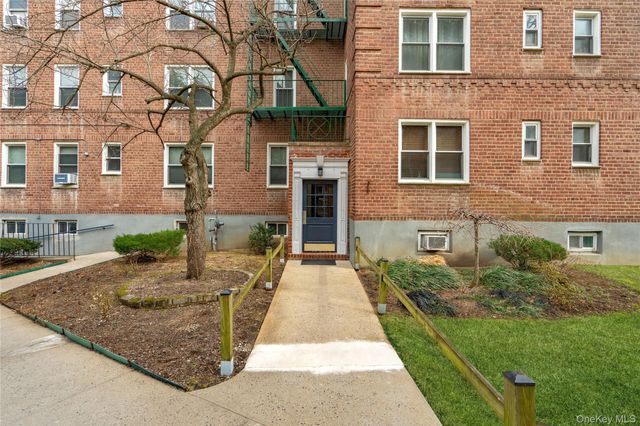 24 Mulford Place 4B, Hempstead, NY 11550