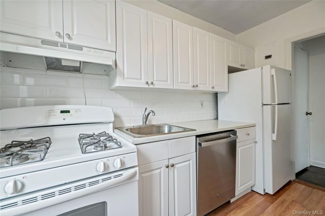 24 Mulford Place 4B, Hempstead, NY 11550