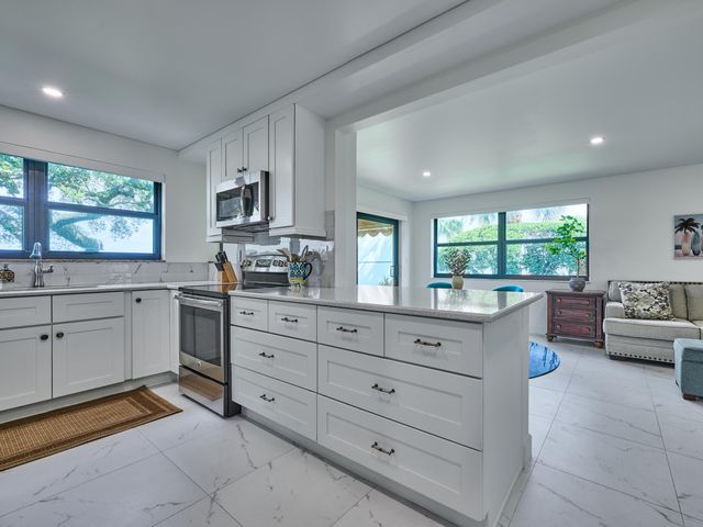 374 Golfview Road 106, North Palm Beach, FL 33408