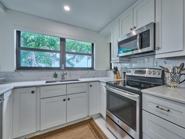 374 Golfview Road 106, North Palm Beach, FL 33408