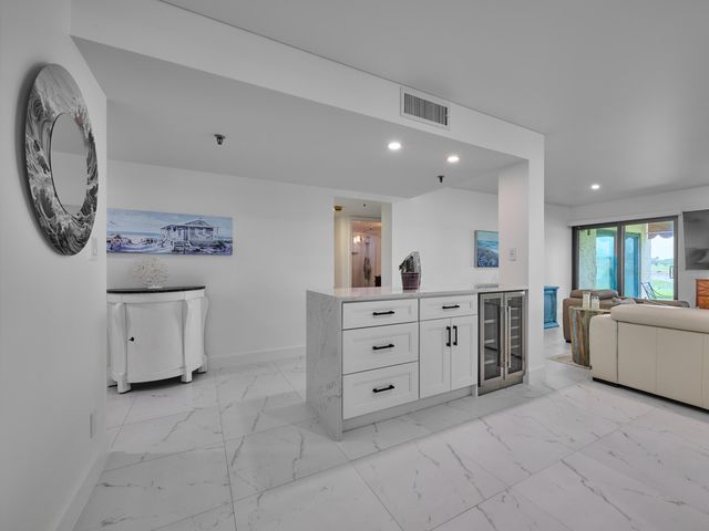374 Golfview Road 106, North Palm Beach, FL 33408