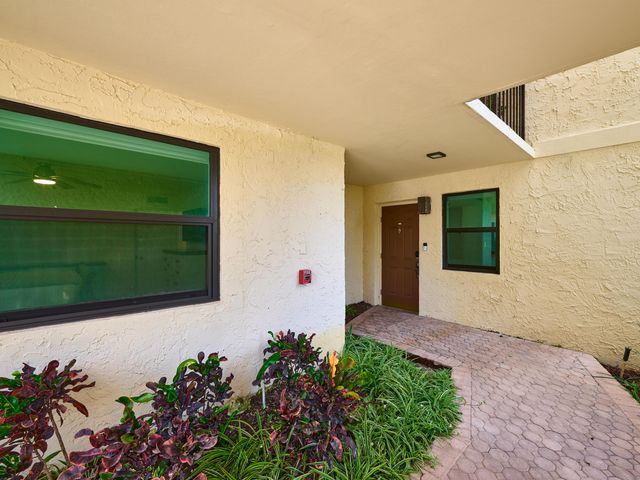 374 Golfview Road 106, North Palm Beach, FL 33408