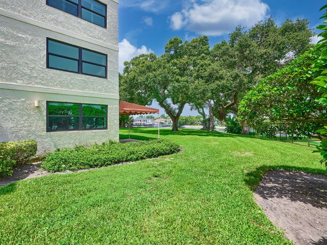 374 Golfview Road 106, North Palm Beach, FL 33408