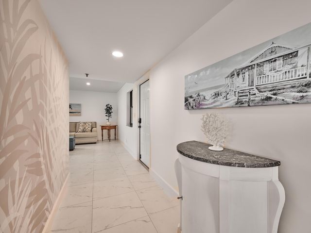 374 Golfview Road 106, North Palm Beach, FL 33408