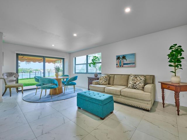 374 Golfview Road 106, North Palm Beach, FL 33408