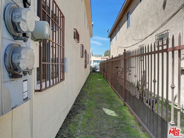 8110 S San Pedro Street, Los Angeles, CA 90003