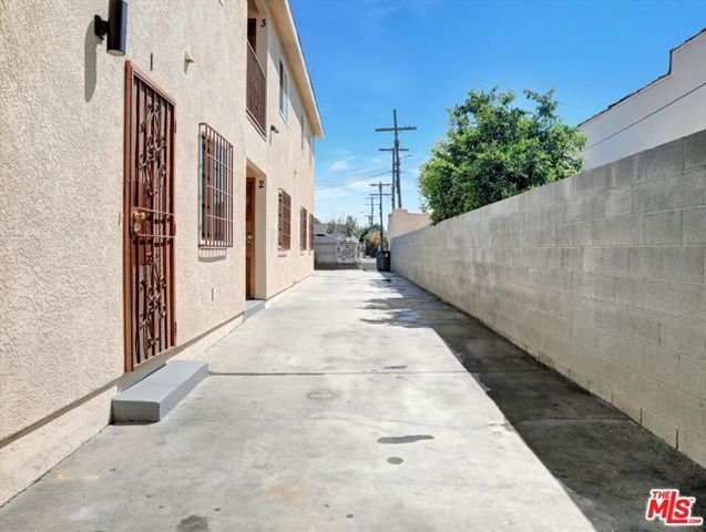 8110 S San Pedro Street, Los Angeles, CA 90003