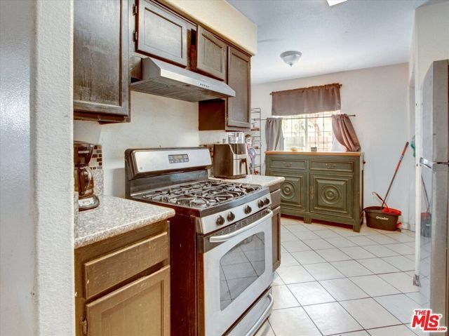 8110 S San Pedro Street, Los Angeles, CA 90003