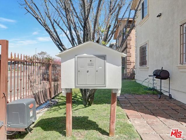 8110 S San Pedro Street, Los Angeles, CA 90003