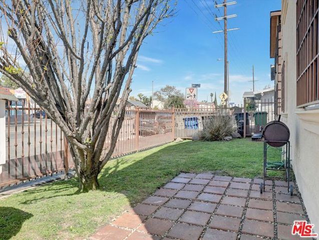 8110 S San Pedro Street, Los Angeles, CA 90003