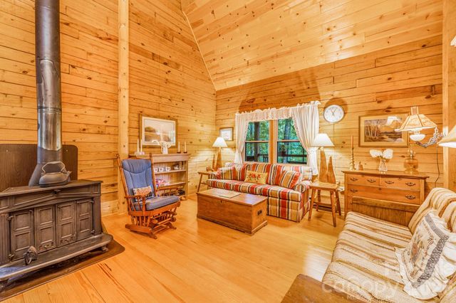 51 Spruce Street, Maggie Valley, NC 28751