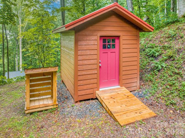 51 Spruce Street, Maggie Valley, NC 28751