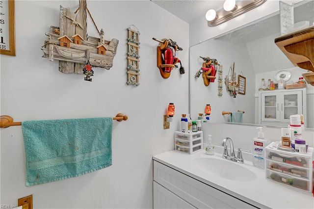 209 Crestwood CT, Yorktown, VA 23692