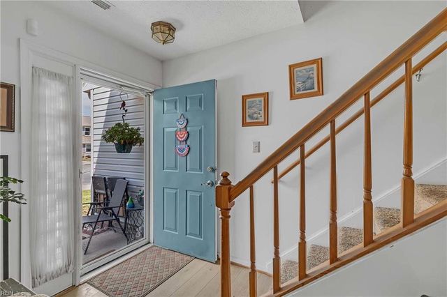 209 Crestwood CT, Yorktown, VA 23692