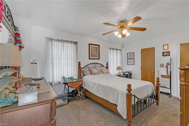 209 Crestwood CT, Yorktown, VA 23692