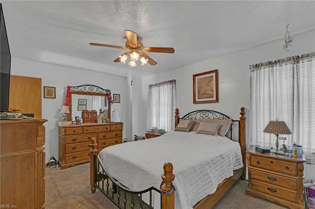 209 Crestwood CT, Yorktown, VA 23692
