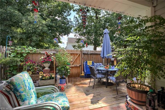 209 Crestwood CT, Yorktown, VA 23692
