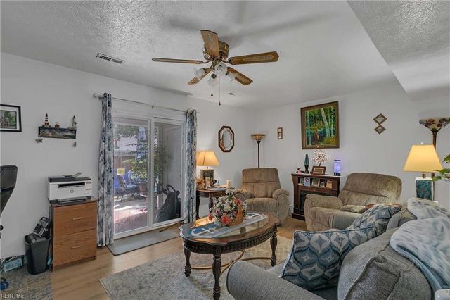 209 Crestwood CT, Yorktown, VA 23692