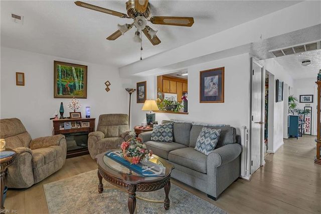 209 Crestwood CT, Yorktown, VA 23692
