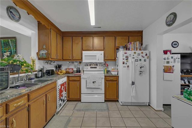 209 Crestwood CT, Yorktown, VA 23692