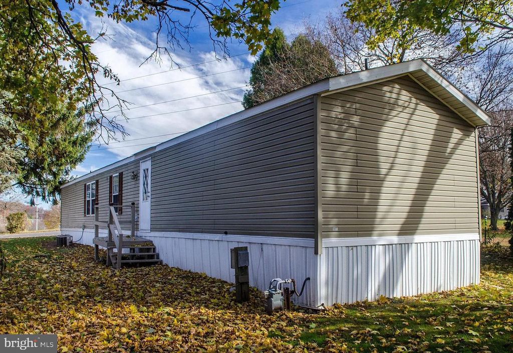 Image 3 of property listing at 109 RAIN DOVE DR, Red Lion, PA 17356