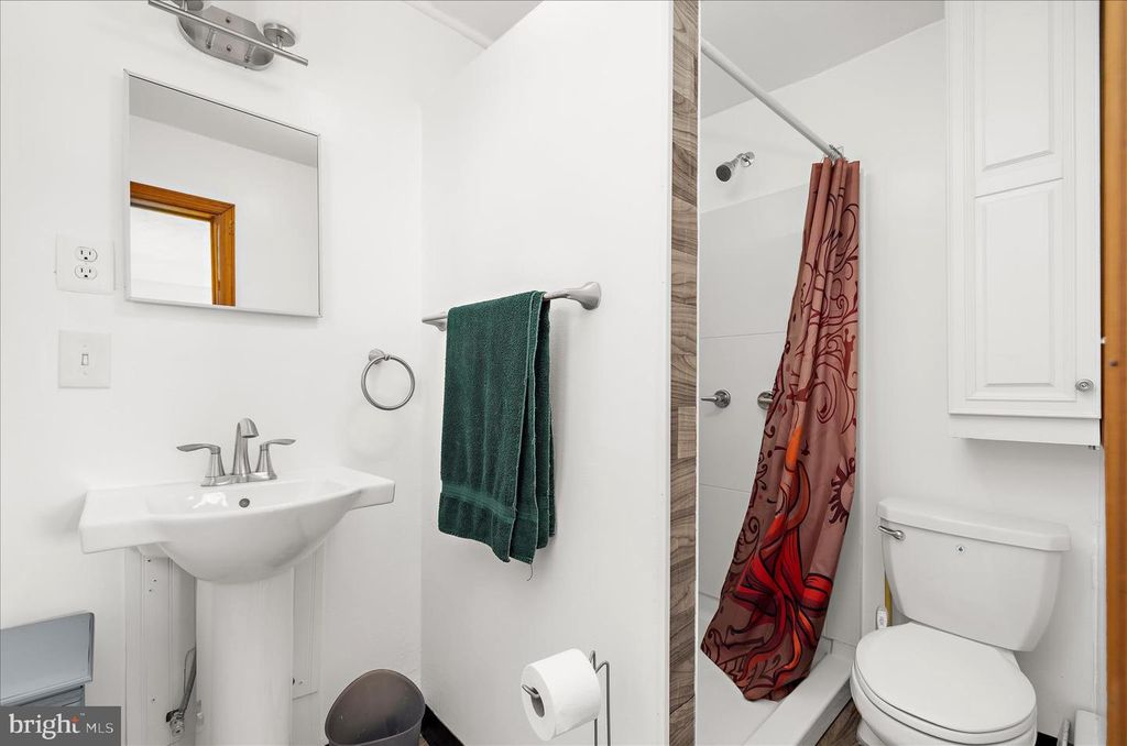 Image 11 of property listing at 114 2ND AVE N, Glen Burnie, MD 21061