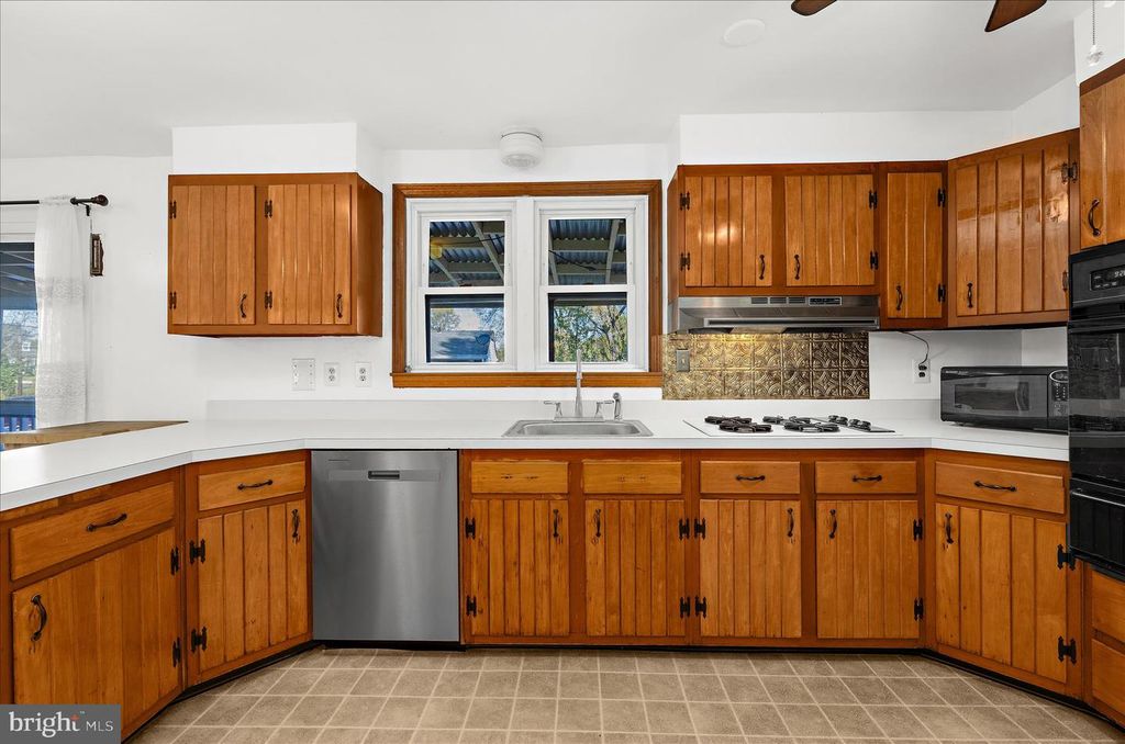 Image 13 of property listing at 114 2ND AVE N, Glen Burnie, MD 21061