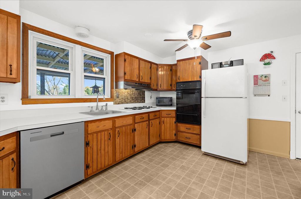 Image 14 of property listing at 114 2ND AVE N, Glen Burnie, MD 21061