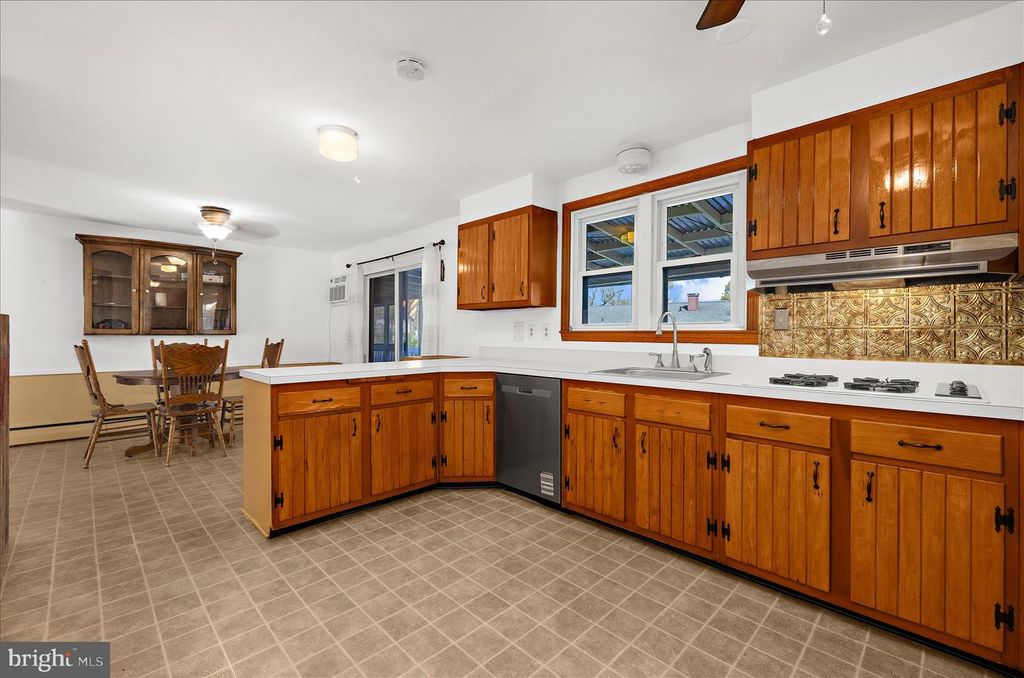 Image 15 of property listing at 114 2ND AVE N, Glen Burnie, MD 21061