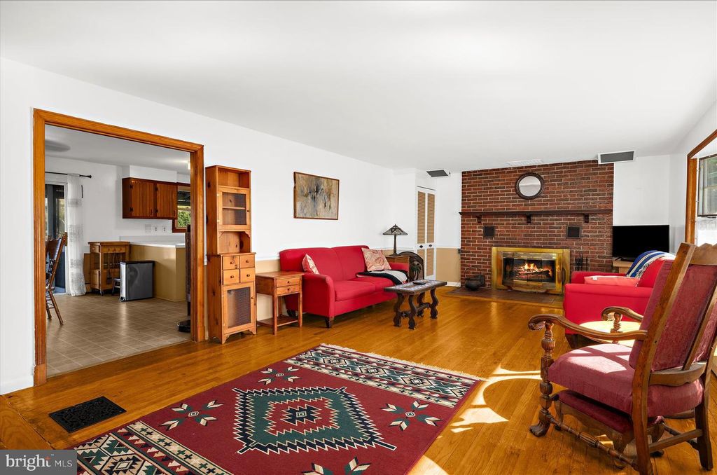 Image 3 of property listing at 114 2ND AVE N, Glen Burnie, MD 21061