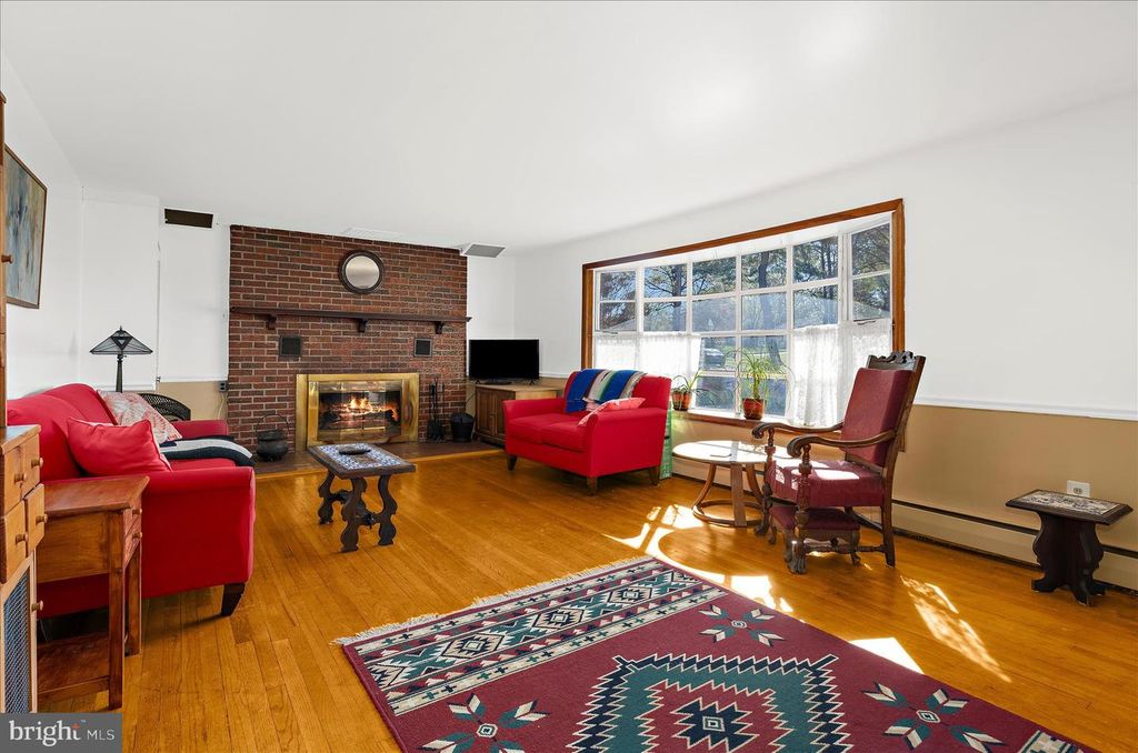 Image 4 of property listing at 114 2ND AVE N, Glen Burnie, MD 21061