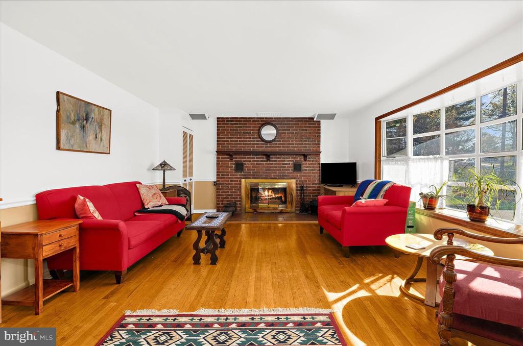 Image 5 of property listing at 114 2ND AVE N, Glen Burnie, MD 21061