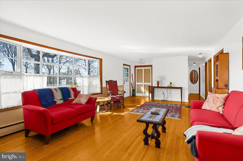 Image 6 of property listing at 114 2ND AVE N, Glen Burnie, MD 21061