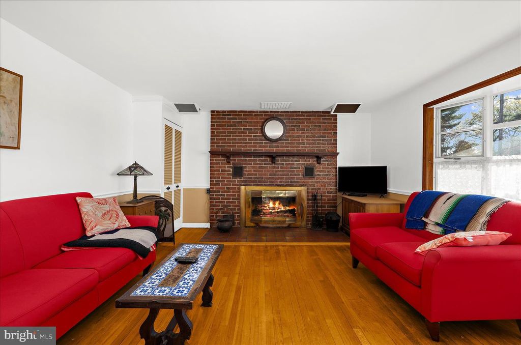 Image 7 of property listing at 114 2ND AVE N, Glen Burnie, MD 21061