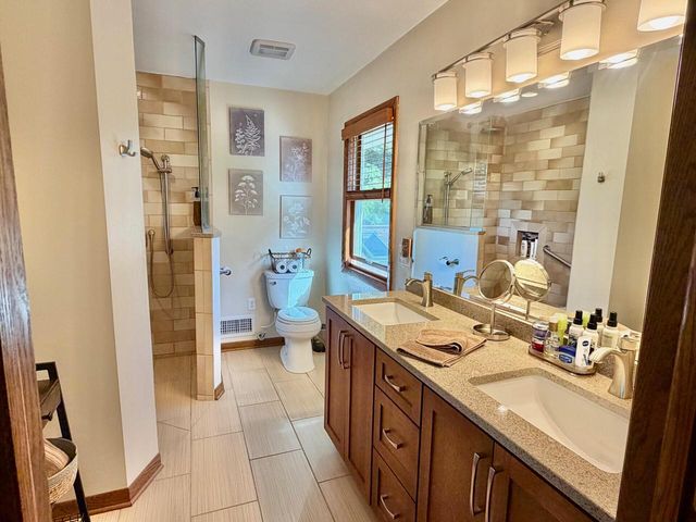 W227S7710 Oakview DRIVE, Big Bend, WI 53103