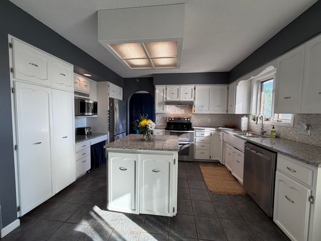 2529 10th Ave NW, Minot, ND 58703