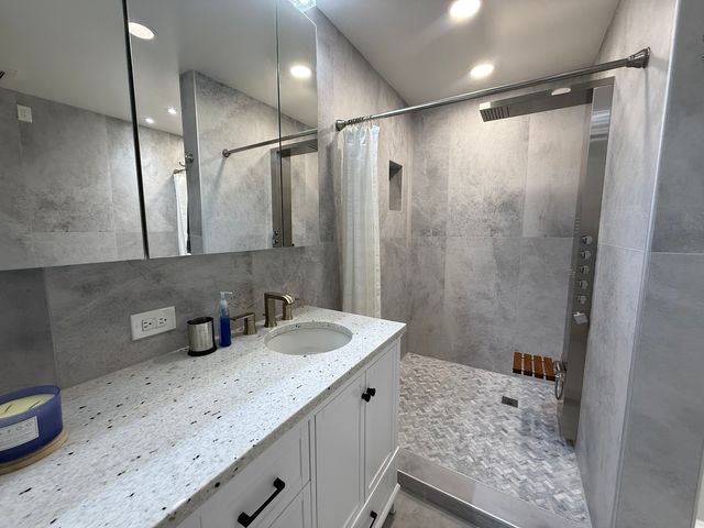 227 SPRING CREEK Circle, Schaumburg, IL 60173