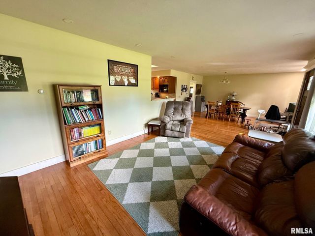 27 CIRCLE Drive, Springfield, IL 62703