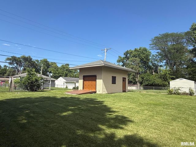 27 CIRCLE Drive, Springfield, IL 62703