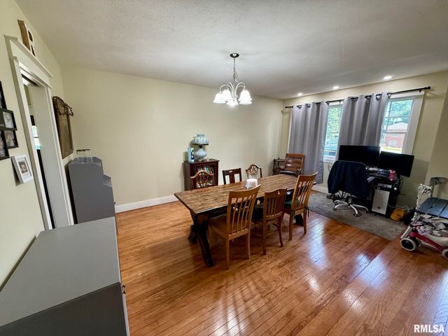 27 CIRCLE Drive, Springfield, IL 62703