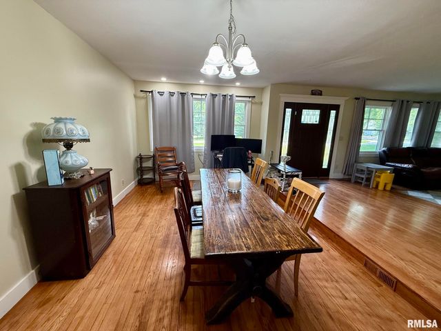 27 CIRCLE Drive, Springfield, IL 62703