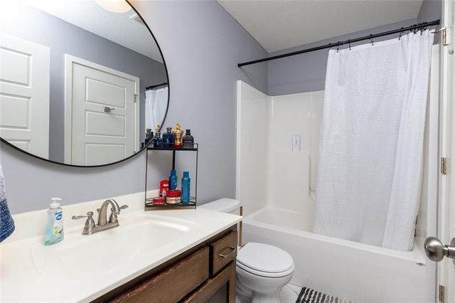 10523 N Randolph Avenue, Kansas City, MO 64157
